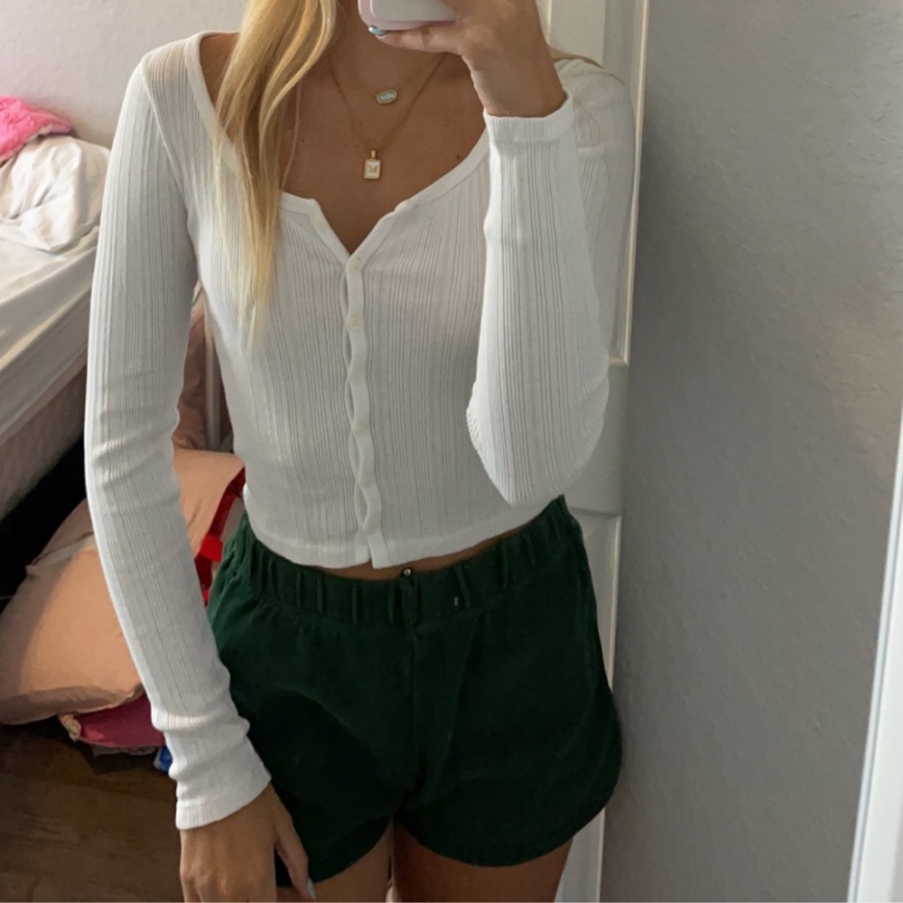 BRANDLY MELVILLE FITTED WHITE BUTTON UP 🤍 never worn!!!